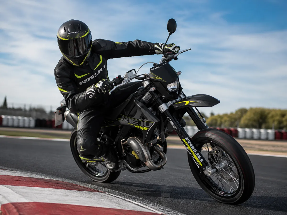 Motorista conduint una Rieju MRT 50 SM Trophy en un circuit